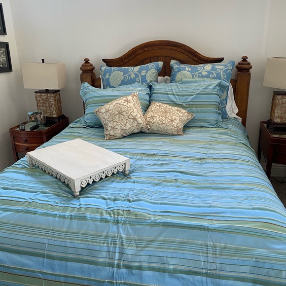 Full Queen Duvet and Shams Sandy Wilson. Used on guest bed only!! - Picture 13 of 14